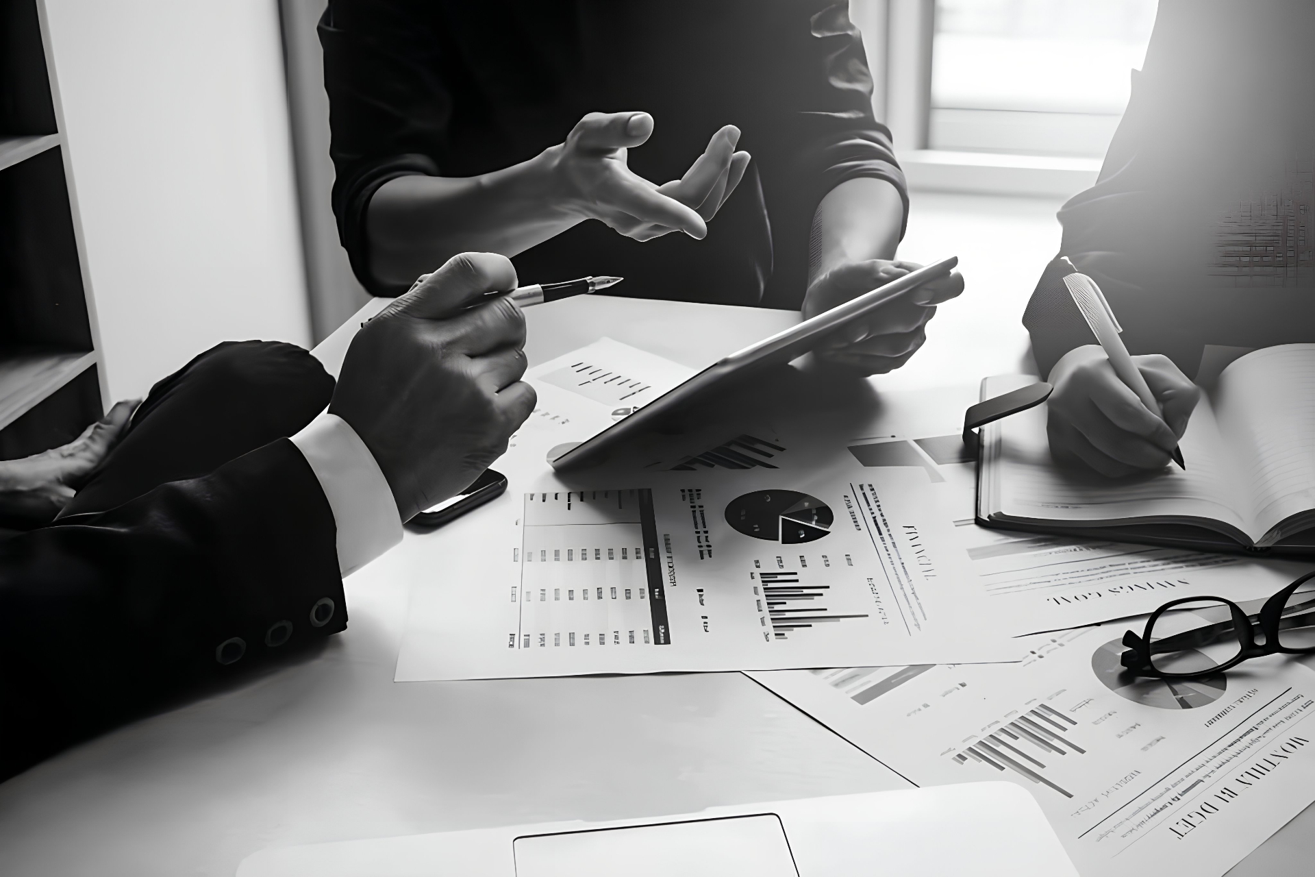 Team di professionisti che analizza documenti finanziari su tablet